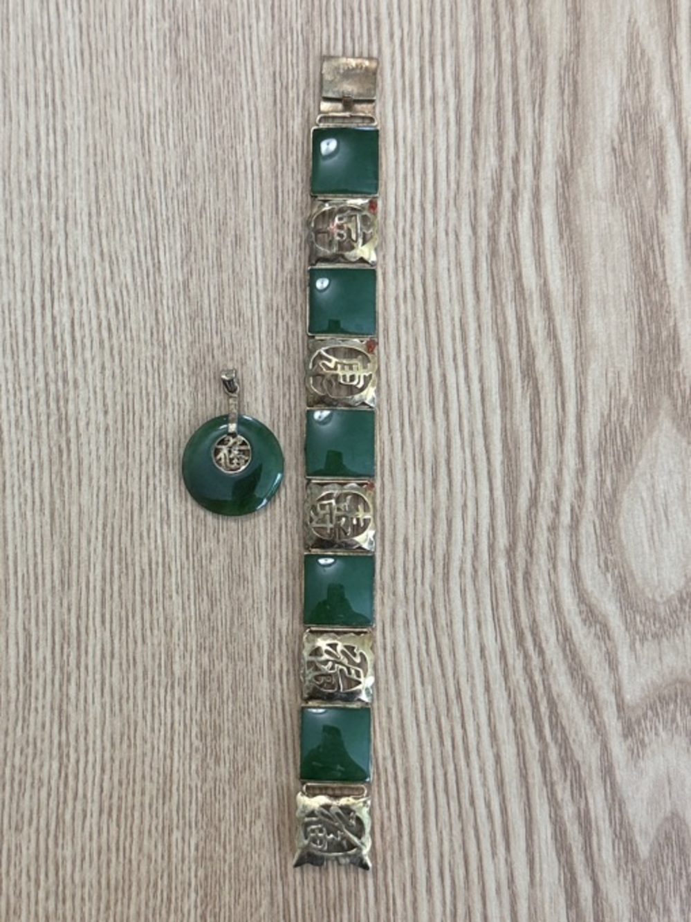Vintage Green Jade-Style Gold Tone Bracelet with Pendant